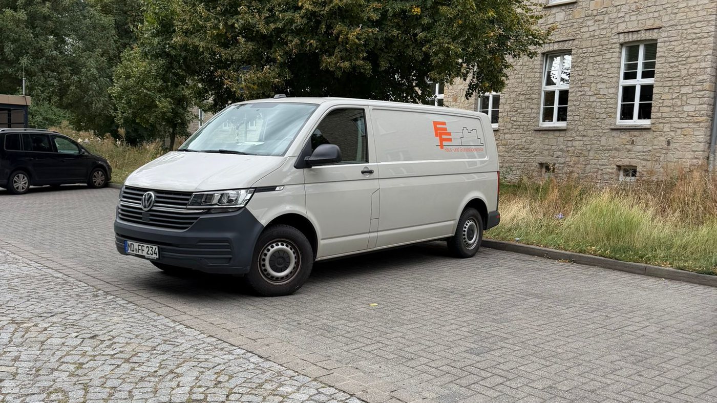 Hausmeisterservice Magdeburg: Transporter von FF Haus- und Grundstücksservice vor einem Wohnhaus